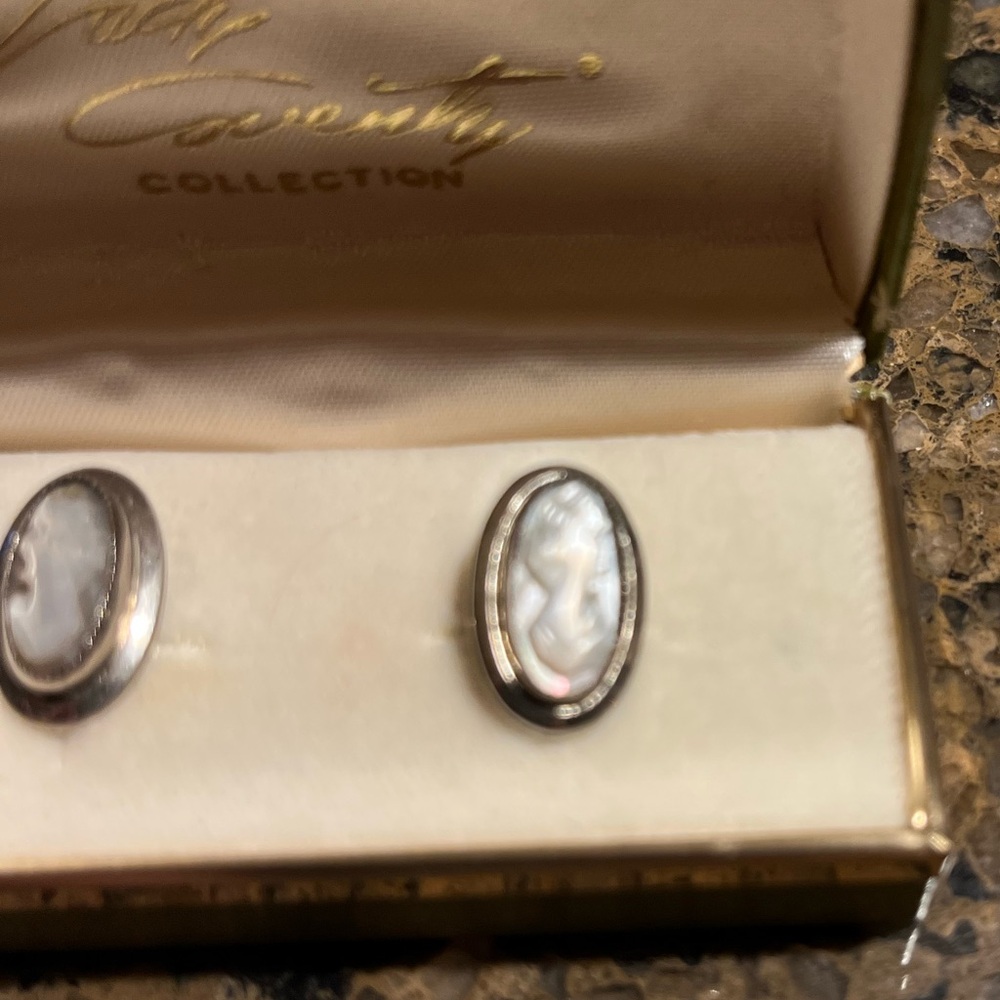 Vintage Lady Coventry Cameo Clip On Earrings - Picture 3 of 11